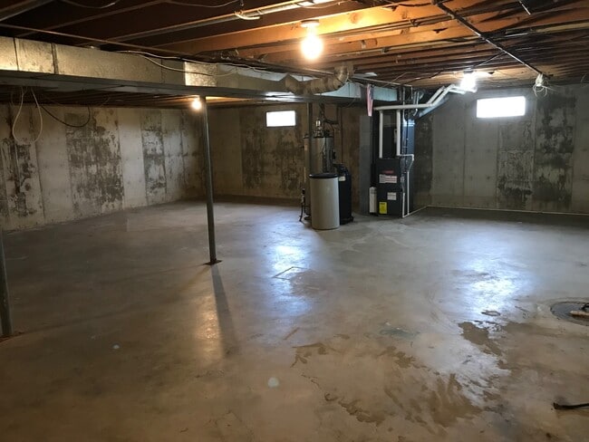 Building Photo - 302 Windsor Dr