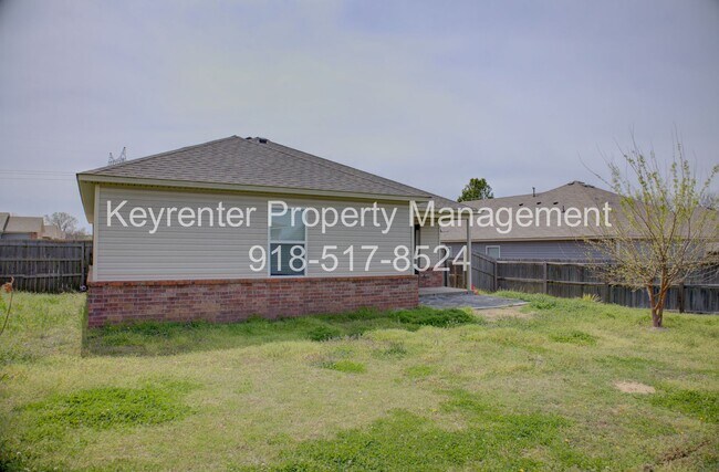 Building Photo - Coming Soon! 3 bed/2 bath!