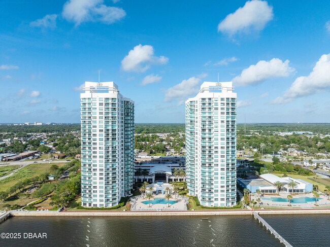 Building Photo - 231 Riverside Dr