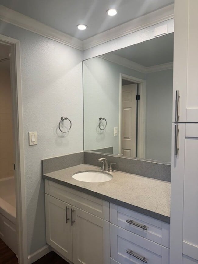 Building Photo - Highlander 1 Bedroom with Parking, Washer/Dryer in unit