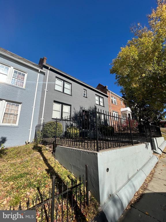 Building Photo - 1230 Penn St NE