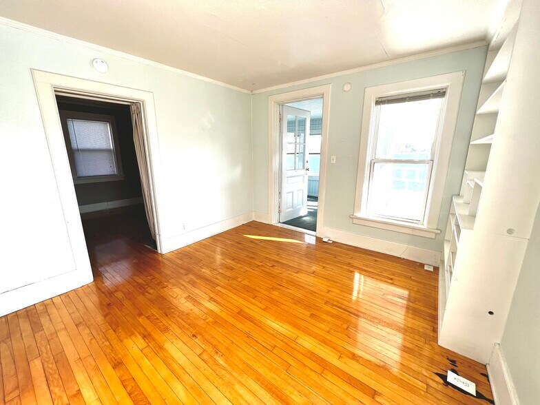 Bright and sunny living room - 319 N Lake Rd