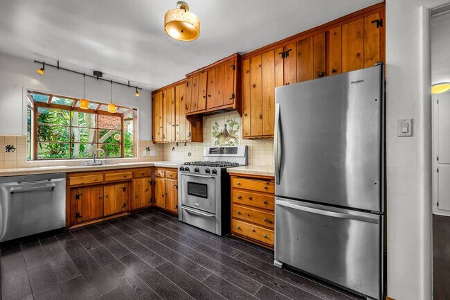 Building Photo - 2 bed + 2 bath in amazing location!!