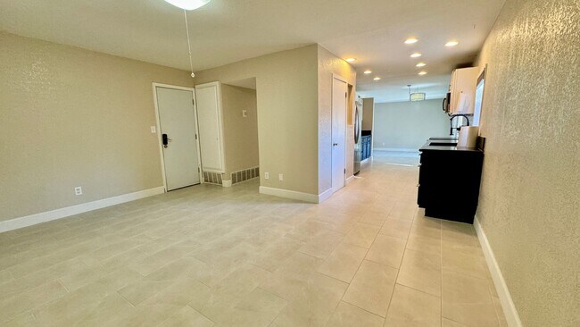 Building Photo - Gorgeous, renovated 4-bedroom home central...