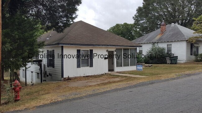 Building Photo - 610 N Pear St