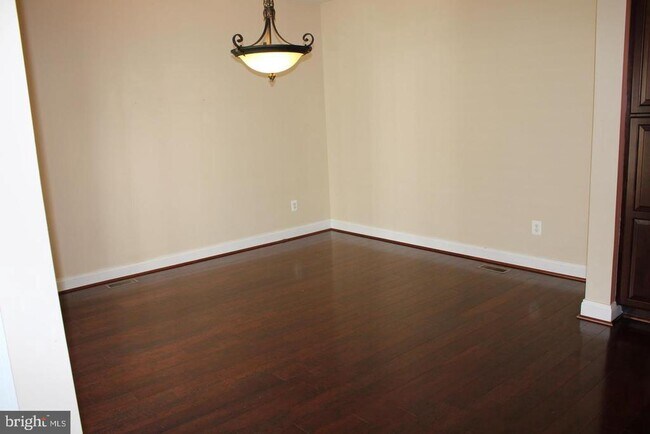 Building Photo - 41833 Bristow Manor Dr