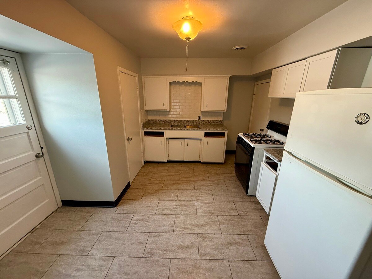 Building Photo - 1428 Madison St NE