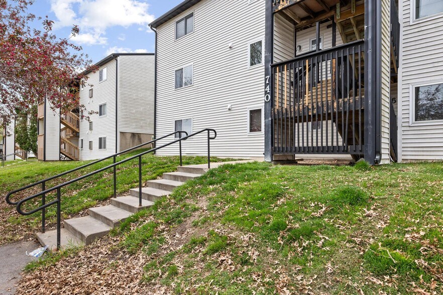 Building Photo - 740 Westwinds Dr