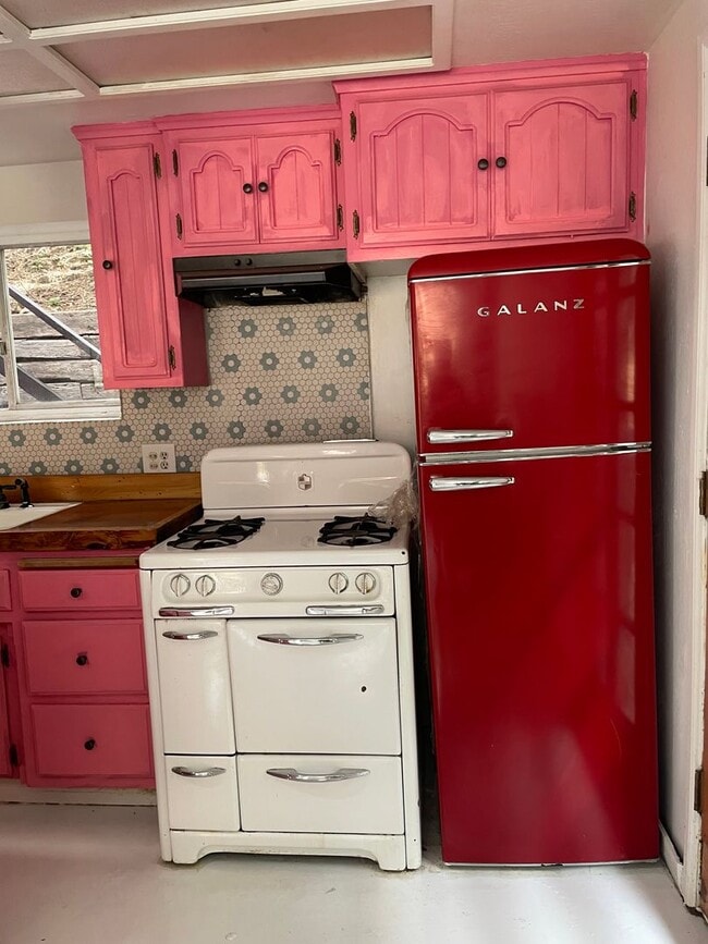 Building Photo - Adorable cottage!