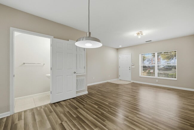 Building Photo - **Beautiful 2 Bd 2 1/2 bath Corner unit in Wynchase!!NO APPLICATION FEES