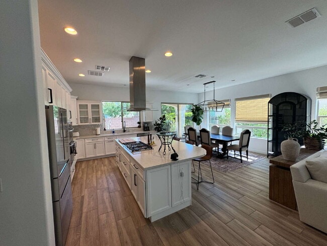 Building Photo - 120 E Iloca Ln