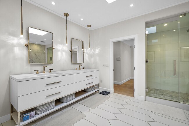 Building Photo - 23255 Mariposa De Oro St