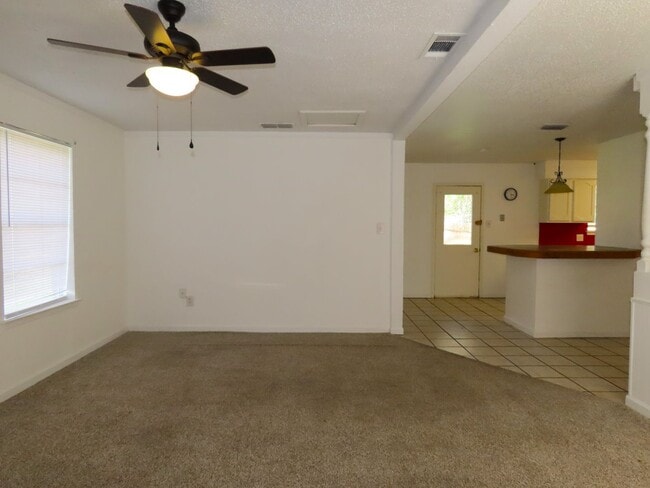 Building Photo - Quaint 3 Bedroom, 1 Bathroom Home in Whitehouse, w/ Shed for Storage