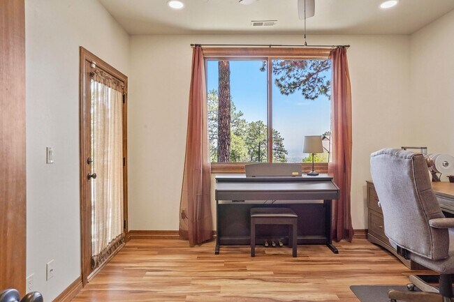 Building Photo - Stunning Broadmoor Estate with Mountain & City Views