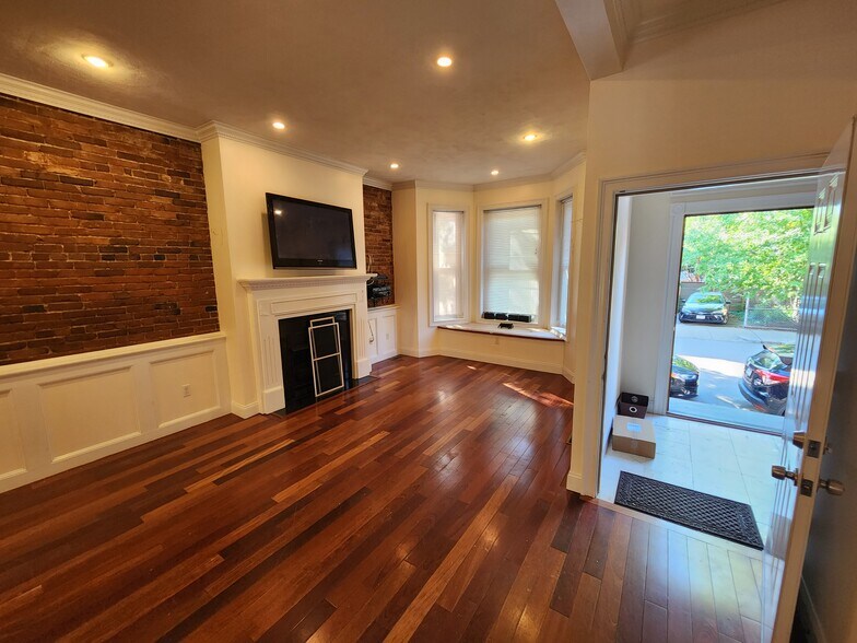 Building Photo - 566 E 5th St