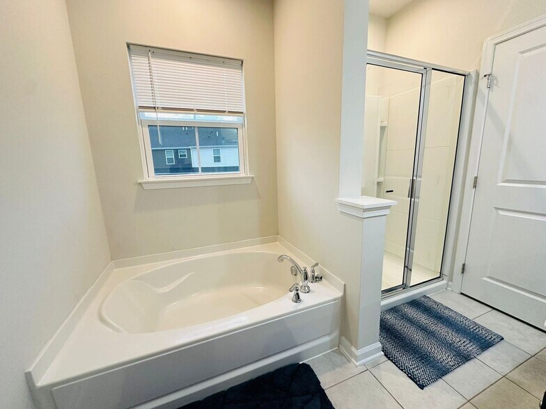 Building Photo - 325 Helenium Dr