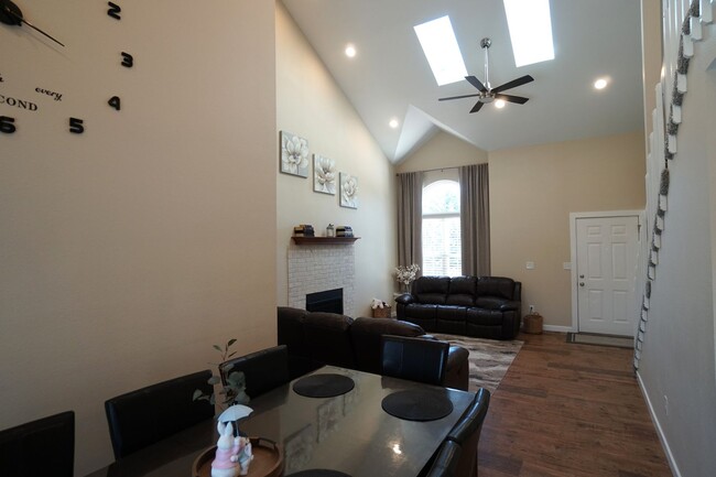 Building Photo - 7980 Camfield Cir