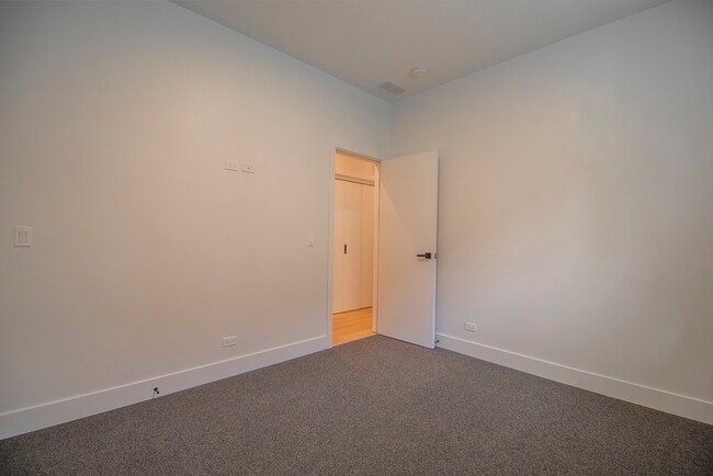 Building Photo - 2042 W Washington Blvd