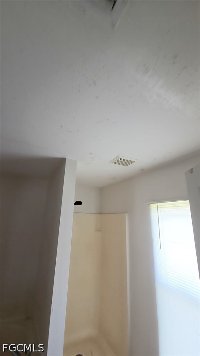 Building Photo - 832 Palomino St E