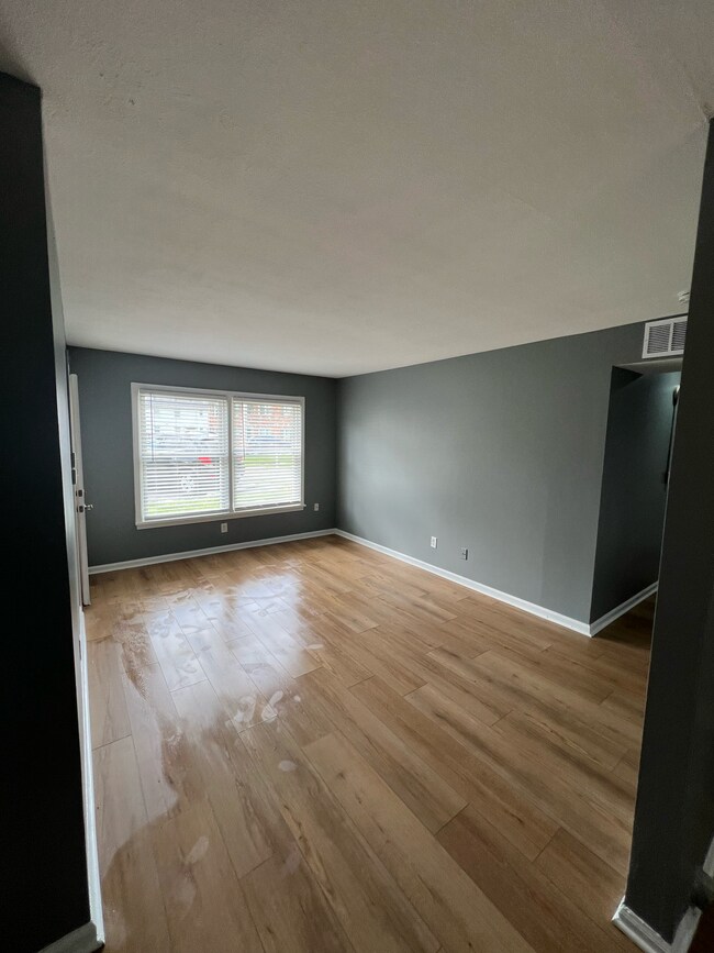 Building Photo - Valiant