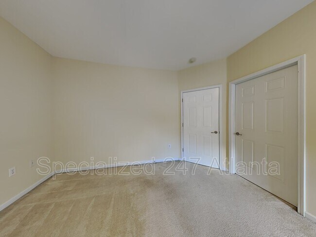 Building Photo - 3300 Dogwood Dr