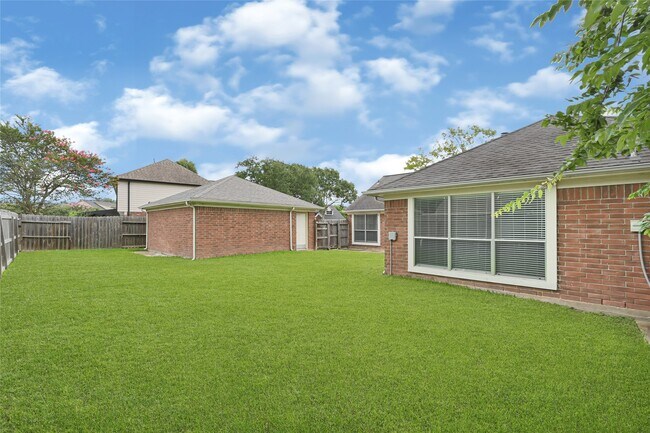 Building Photo - 3906 Greenwood Dr