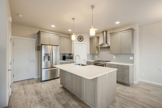 Building Photo - 700 Springside Ln