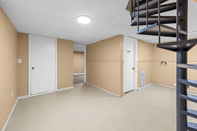 Building Photo - Charming 3 Bedroom 2 Bathroom Home