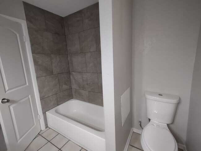 Building Photo - Large Updated 4 Bedroom Home Off University