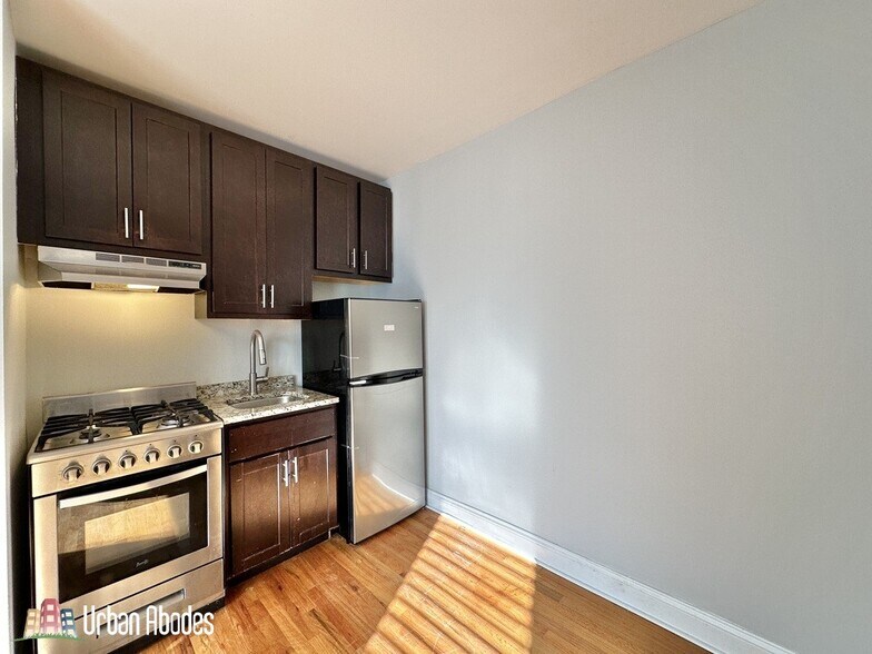 Building Photo - 623 W Patterson Ave