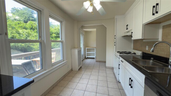 Building Photo - 130 Rockland Ave