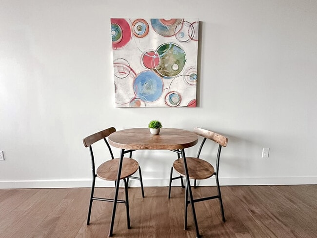 Building Photo - 403 W 4th St N