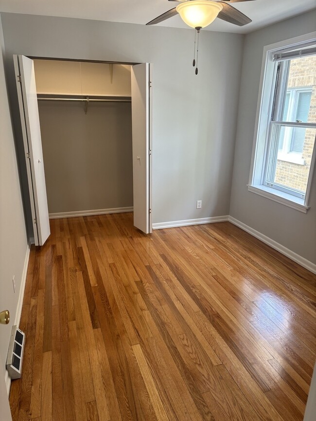 Building Photo - 5537 N Luna Ave