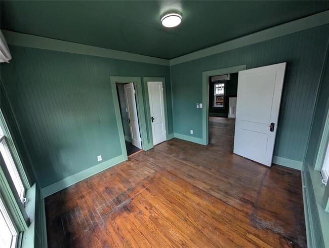 Building Photo - 216 N University Blvd