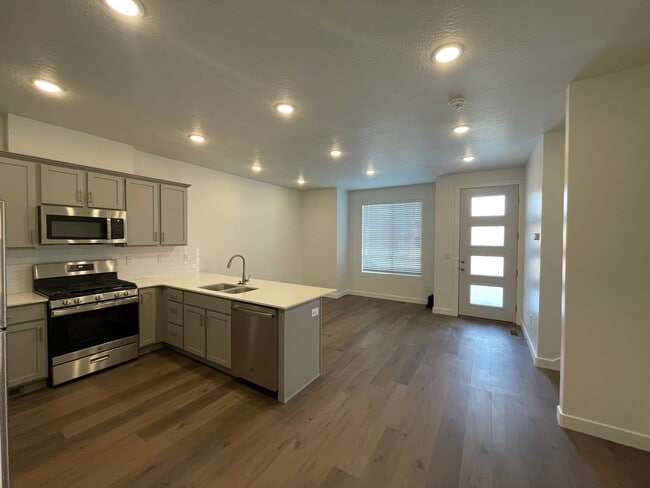 Building Photo - 144 E 1760 N