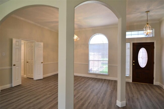 Building Photo - 12118 Green Trails Dr