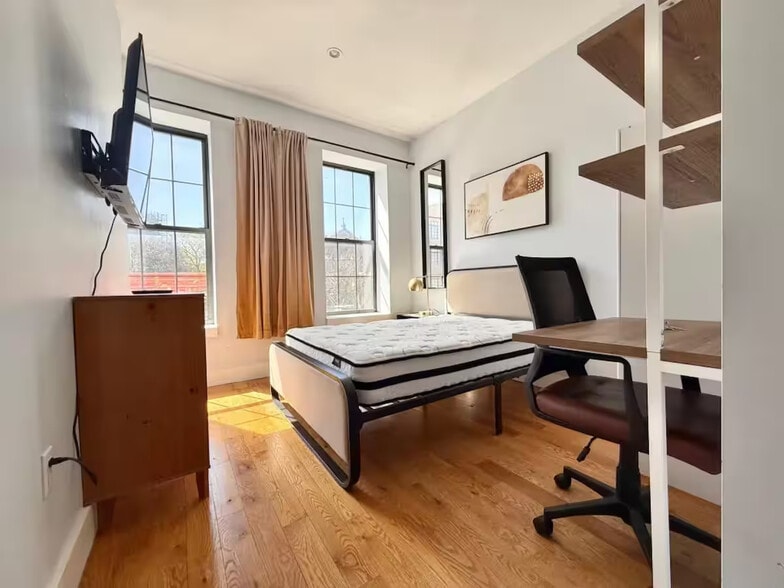 Building Photo - Prime Bushwick Room, HDTV, 15 min to Manhattan #756
