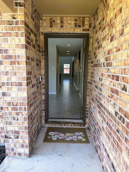 Building Photo - 615 Calm Ct