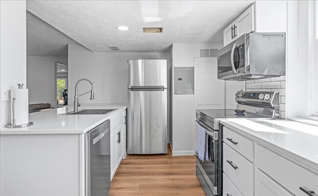 Building Photo - Newly Renovated Blackstone Gem!