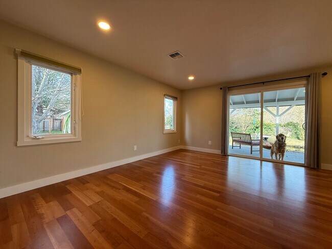 Building Photo - One bedroom/One Bath Apartment with outdoor space on quiet flag lot!  Available Now