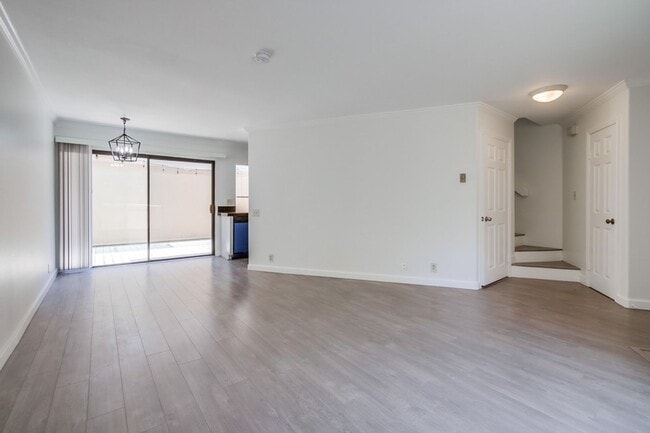 Building Photo - Spacious La Jolla Townhome in Desirable Wo...