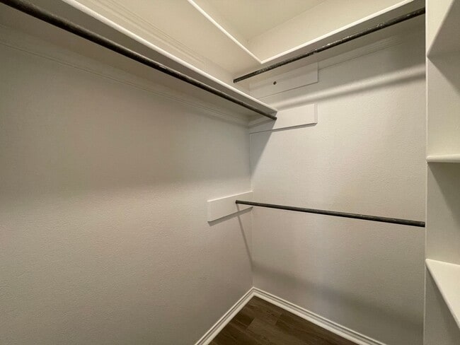 Building Photo - AVAILABLE NOW - 2 BEDROOM 2 BATH TOWNHOME ...