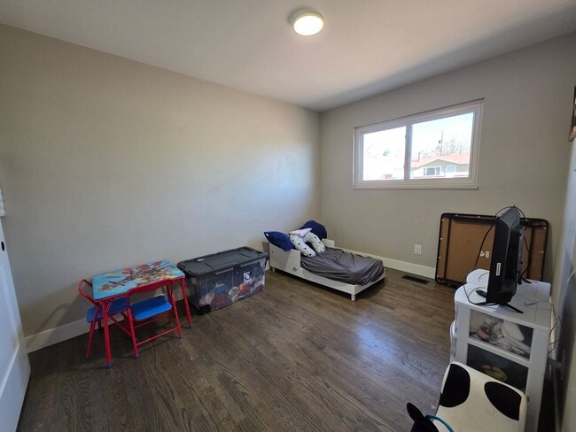 Building Photo - 5 Bed 2 bath Home near Fort Carson!!