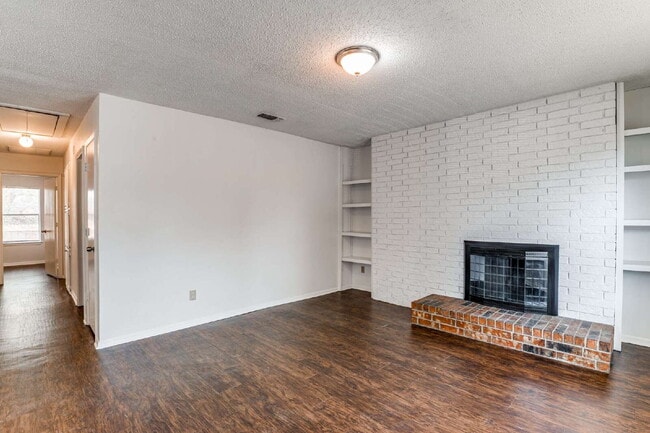 Building Photo - Stylish Half-Duplex in Arlington