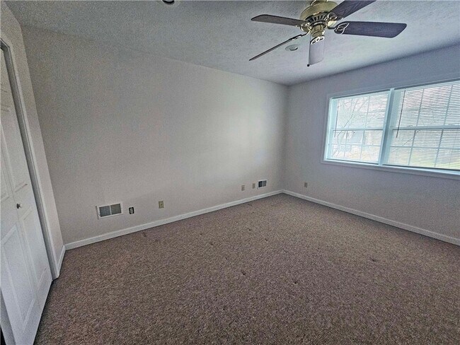 Building Photo - 118 Main St