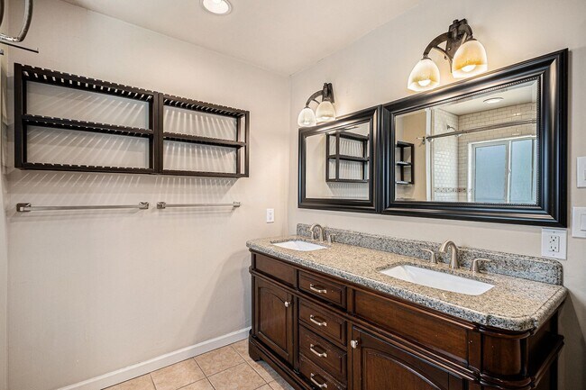 Building Photo - Don't miss this University Hills Home!