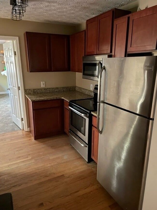 Building Photo - 468 Davis Rd