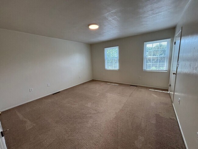 Building Photo - 2 Bedroom, 1.5 Bath Townhouse