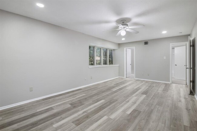 Building Photo - 10831 Sugar Hill Dr