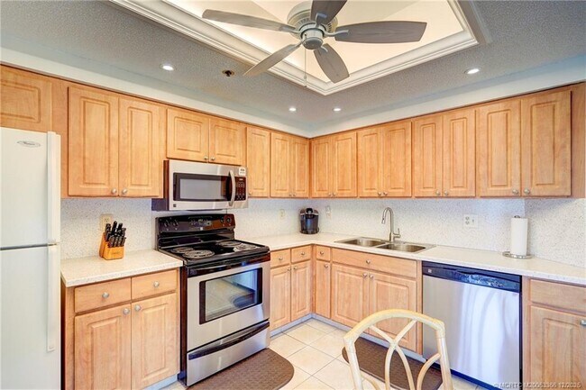 Building Photo - 221 NE Plantation Rd